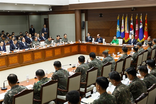 박근혜 대통령이 13일 국방부에서 열린 긴급 전군지휘관회의에서 발언하고 있다. 