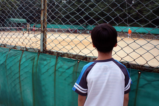 8월 13일 오후 1시경, 달성공원을 찾은 어떤 아이가 테니스장 철망 밖에 선 채 어른들이 테니스를 치고 있는 광경을 물끄러미 바라보고 있다.