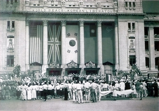 해방 후 구 조선총독부 건물에서 한 연합군 환영대회, 우당의 형제 중 이시영만 살아 조국으로 돌아왔다.