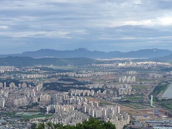 저 멀리 삼각산과 도봉산이 보인다