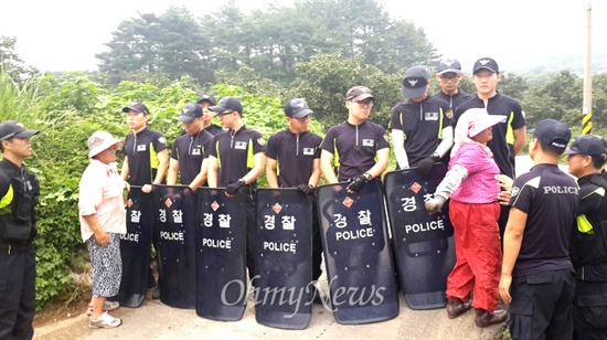  밀양 상동면 고정마을에서는 13일 송전탑 공사에 반대하는 주민들이 레미콘 차량 진입을 막으면서 경찰과 실랑이가 벌어졌다.