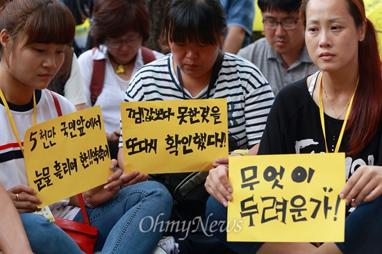 제대로 된 세월호특별법 제정을 요구하며 박근혜 대통령 면담을 요구하는 세월호참사 유가족들이 13일 오후 청와대 입구에서 경찰에 가로막힌 채 앉아 있다.