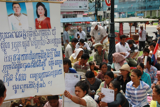 재벌들의 강제토지수탈과 무자비한 폭력에 항의하는 농민들의 집회와 시위가 연일 이어지고 있는 수도 프놈펜 시내의 모습. 