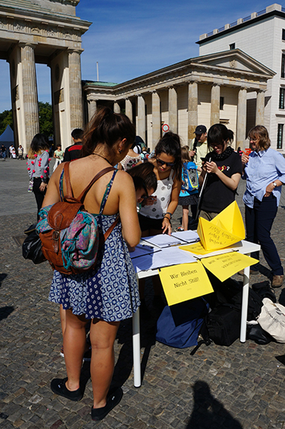 이날 많은 관광객들과 독일인들이 세월호 특별법 촉구를 위해 서명을 했다.