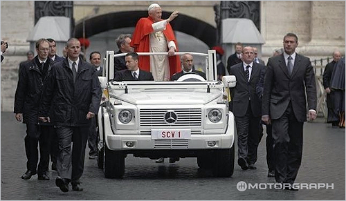 교황의 공식퍼레이드에는 관례적으로 메르세데스-벤츠에서 생산된 차를 개조해서 사용하고 있다.