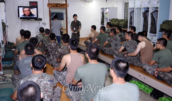 인권교육 받는 군인들 윤일병이 폭행으로 사망한  경기도 연천군 28사단 포병부대에서 12일 부대원들이 내부반에 모여 인권교육을 받고 있다. 이날 병영문화혁신위원들이 이 부대를 방문했다.