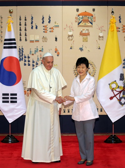 박근혜 대통령이 14일 오후 청와대에서 프란치스코 교황과 면담하기에 앞서 악수하고 있다.