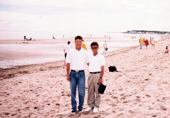  캐나다 멍크턴시 해변에서 나창기 감독과 이진영 선수(1997) 
