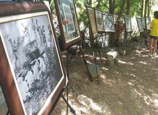 대전 산내 학살지... 마땅한 자료실도 없이 당시 학살사진들이 야외에 설치되어있다.