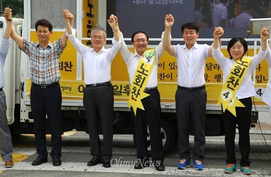  노회찬 후보의 유세를 돕는 허동준 위원장(맨 왼쪽). 그는 한 때 무소속 출마까지 고려했지만, '똑같은 놈 되기 싫어서' 기동민 후보의 유세를 도왔다. 이후 기동민 후보와 노회찬 후보는 선거 막판 단일화했다. 