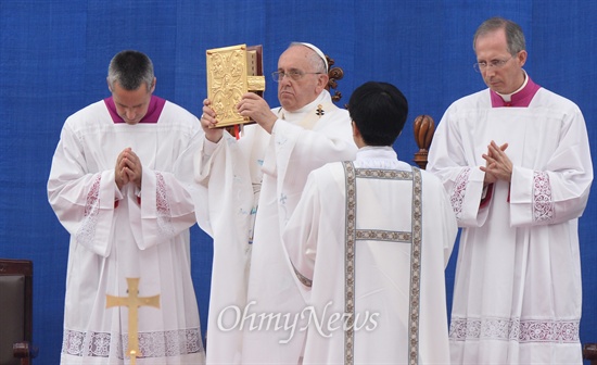 프란치스코 교황이 15일 대전월드컵경기장에서 열린 '성모승천대축일미사'에서 미사를 집전하고 있다.