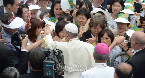 프란치스코 교황이 15일 대전월드컵경기장에서 열린 '성모승천대축일미사'에서 세월호참사 유가족들을 위로하고 있다.