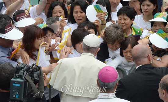 프란치스코 교황이 15일 대전월드컵경기장에서 열린 '성모승천대축일미사'에서 세월호참사 유가족들을 위로하고 있다.