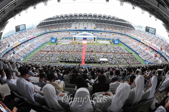 15일 오전 대전월드컵경기장에서 프란치스코 교황이 집전하는 '성모승천대축일 미사'가 열리고 있다.