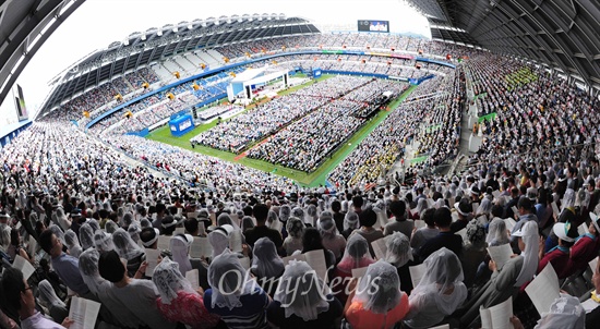 15일 오전 대전월드컵경기장에서 프란치스코 교황이 집전하는 '성모승천대축일 미사'가 열리고 있다.
