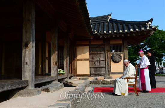 15일 프란치스코 교황이  한국인 최초의 사제인 김대건 신부 생가가 있는 충남 당진시 솔뫼성지를 방문해 기도를 하고 있다.