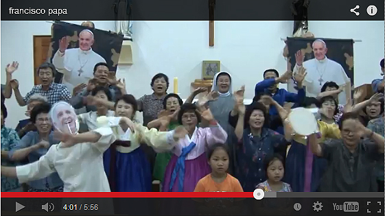 시골 성당 할머니 할아버지들과 함께 춤추는 교황님(?) (동영상 갈무리)