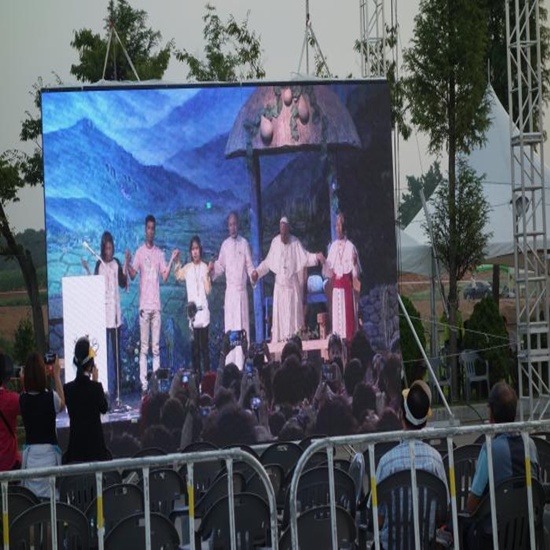      아시아 청년들과 손에 손잡고 노래하는 프란치스코 교황님