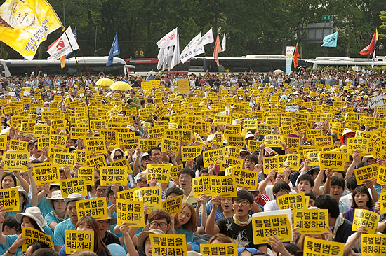15일 오후 서울 시청광장에서 열린 '세월호 특별법 제정을 위한 범국민대회 청와대를 향한 십만의 함성' 참가자들이 '특별법 제정'을 촉구하는 피켓을 들고  구호를 외치고 있다.