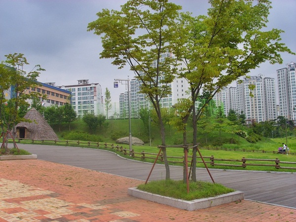 고인돌 공원은 산책로와 주변 경관 등이 잘 정리가 되어있다