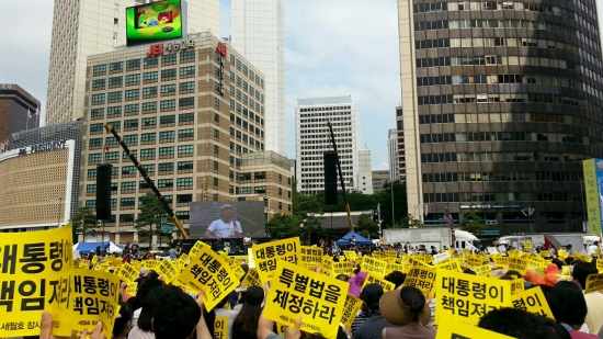 민중가수 박준씨의 노래에 맞춰 구호를 외치는 시민들