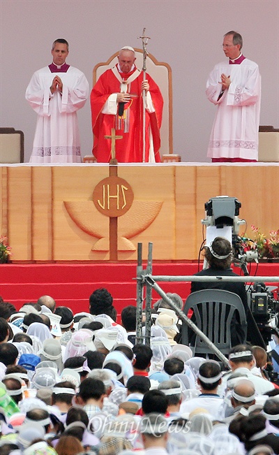 16일 오전 프란치스코 교황이 집전하는 '윤지충 바오로와 동료 순교자 123위 시복미사'가 광화문광장에서 열리고 있다.