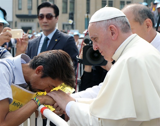 세월호 특별법 제정을 촉구하며 단식 중이던 '유민아빠' 김영오씨가 지난 16일 프란치스코 교황을 만났다. 
