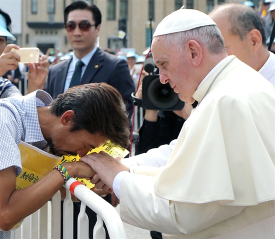세월호 특별법 제정을 촉구하며 34일째 단식 중인 '유민아빠' 김영오씨가 드디어 프란치스코 교황을 만났다.