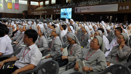 음성 꽃동네 '사랑의 연수원'에서 4000여명의 수도자들이 모여 프란치스코 교황의 말씀을 듣고 있다. 