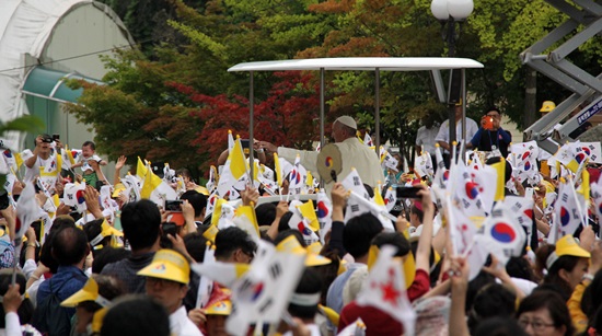  3만 여명의 신도들이 음성 꽃동네에 모여 교황방문을 환영하고 있다.