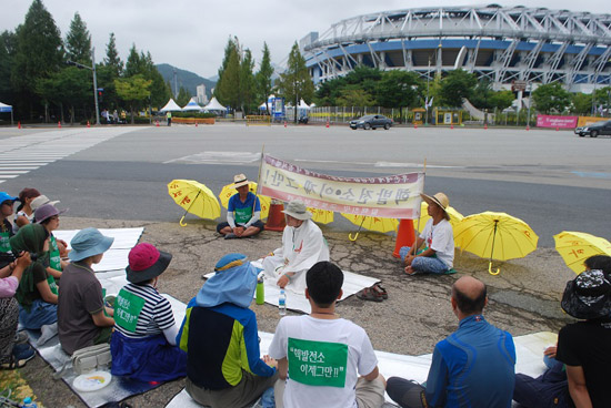 8월 15일 광복절, 예수회의 조현철 신부의 집전으로 대전 월드컵 경기장 밖 도로변에서 탈핵을 염원하는 미사를 열었다.