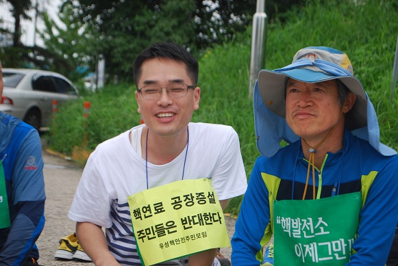 대전 유성지역 핵연료 시설 증설 반대 시민대책회의 회원들과 탈핵희망도보순례단은 길거리 홍보 및 길거리 미사를 통하여 '탈핵만이 희망이다'라는 메시지를 외쳤다.