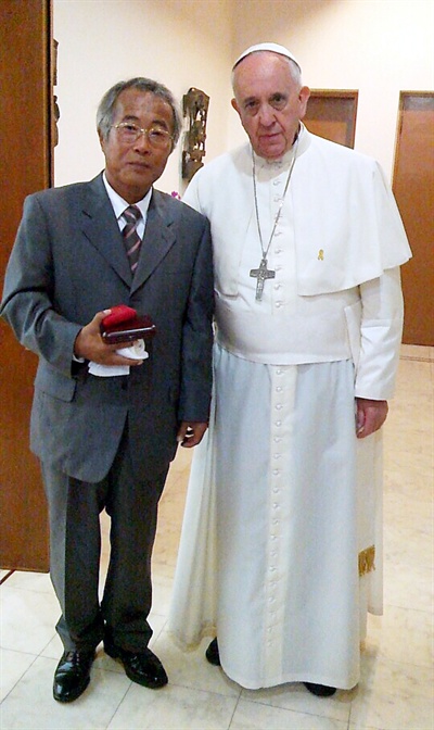 세월호참사 희생자인 단원고 이승현군의 아버지 이호진씨가 17일 오전 주한 교황대사관에서 프란치스코 교황으로부터 세례를 받았다.
