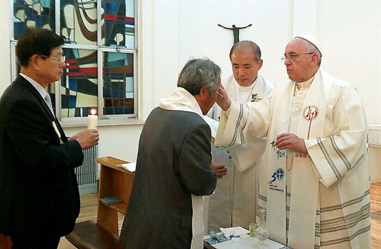 세월호참사 희생자인 단원고 이승현군의 아버지 이호진씨가 17일 오전 주한 교황대사관에서 프란치스코 교황으로부터 세례를 받았다. 