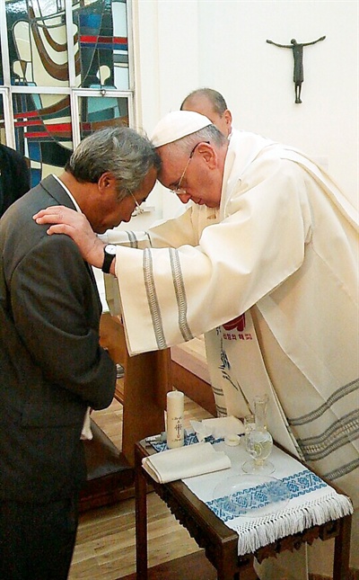 세월호참사 희생자인 단원고 이승현군의 아버지 이호진씨가 17일 오전 주한 교황대사관에서 프란치스코 교황으로부터 세례를 받았다.
