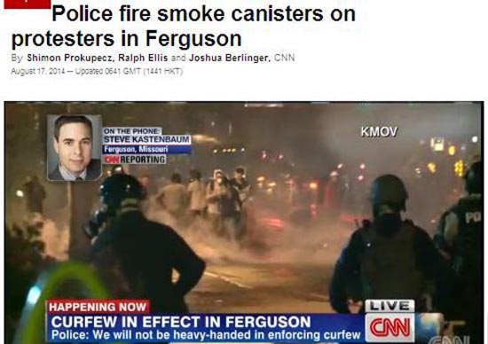 미국 미주리주에서 발생한 흑인 10대 소년 사망 규탄 시위와 이를 저지하는 경찰의 충돌을 보도하는 CNN뉴스 갈무리.