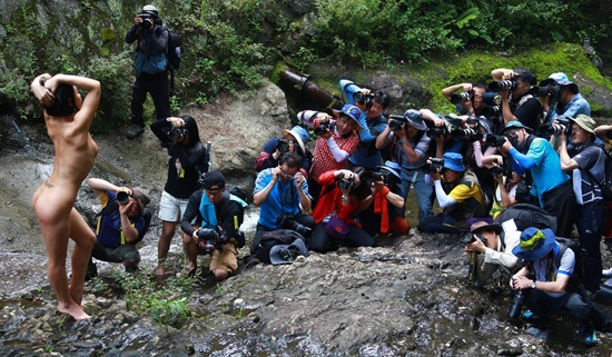 제30회 전국 세미누드 촬영대회가 17일 창원 봉암저수지 일대에서 열렸다.