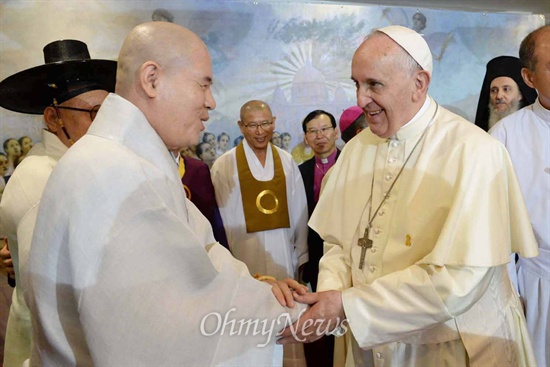프란치스코 교황이 지난 8월 18일 오전 서울 명동성당 꼬스트홀에서 조계종 자승 총무원장과 인사를 나누고 있다.
