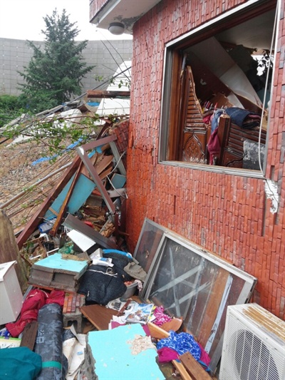 집중호우가 내린 18일 새벽 경남 거제시 장목면 외포리 외포마을 전원주택단지의 축대가 무너져내려, 단독주택을 덮쳐 부상자가 생겨났다.