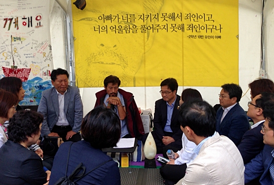 18일 오후 새정치연합 의원들이 세월호 특별법 제정을 촉구하며 36일째 단식 중인 김영오씨를 만나 단식 중단을 권유하고 있다.