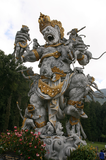 힌두교 악의 왕국의 거인인 쿰바카르나가 원숭이 군대와 사투를 벌이고 있다.
