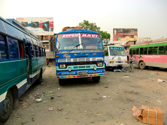 인도와 네팔의 국경 카카르비타에서 포카라로 향하는 버스. 장장 17시간을 타야 하는 버스인데, 시내버스 비슷한 좁고 다 뜯어진 좌석에 지정 좌석 같은 건 없다. 