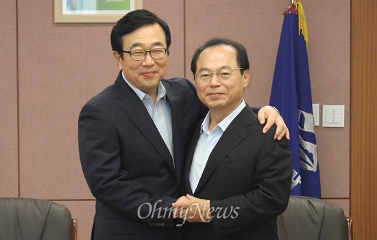 서병수 부산시장(왼쪽)와 오거돈 전 해양수산부 장관이 19일 오전 부산시청에서 만나 선거 과정에서의 소송을 취하하기로 합의했다. 