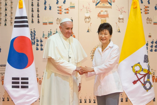  박근혜 대통령이 14일 오후 청와대에서 프란치스코 교황과 면담하기에 앞서 악수하고 있다.