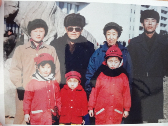 김수덕 할아버지 (중앙) 이 남쪽의 가족들에게 보낸 가족사진