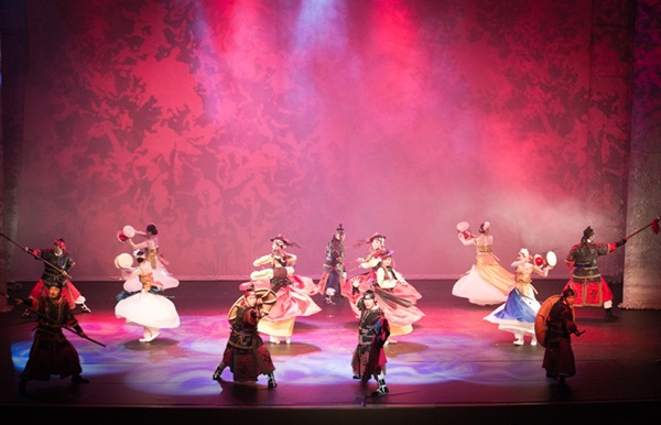 무예24기 시범단과 아트컴퍼니 예기의 단원들이 펼치는 춤과 무예의 향연