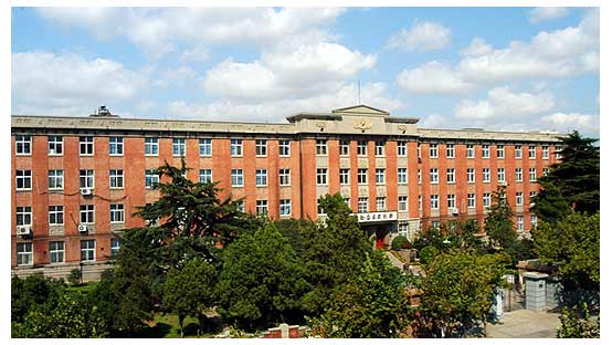 필자가 근무했던 국제학원(국제대학) 건축학과 건물. 칭다오 이공대학교 캠퍼스에서 가장 역사적인 건물로, 1950년대 유행했던 소련식 건축이다.