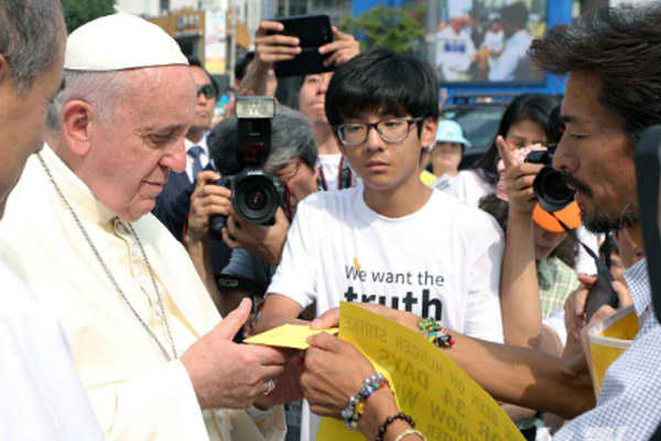 8월 16일, 광화문에서 프란치스코 교황이 '유민아빠' 김영오씨와 만나 편지를 건네 받고 있다