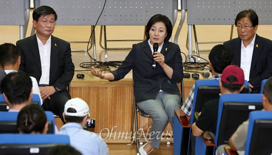 새정치민주연합 박영선 원내대표가 20일 오후 경기도 안산 경기도미술관에서 세월호 희생자 유가족 임원을 만나 세월호 특별법 여야 협상 과정에 대해 설명하고 있다.