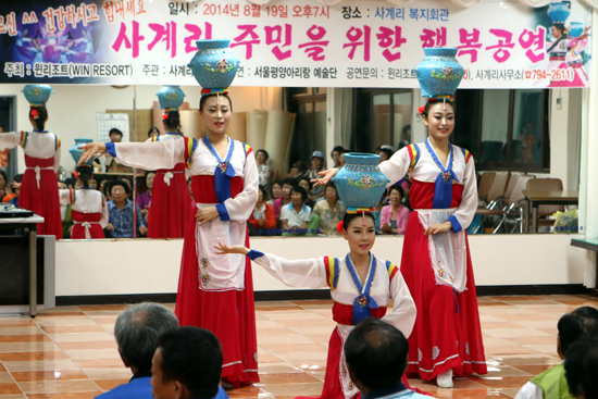  19일 서울평양아리랑예술단 단원들이 사계리 복지회관에서 마을 주민들을 상대로 공연을 펼치고 있다. 